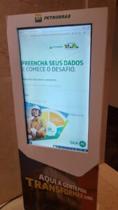 Aluguel e Venda de Painel de LED Indoor, Outdoor e Totem Digital Interativo para Eventos em Salvador, Vitória da Conquista e Ilhéus — Tecnologia Moderna para Exposições e Congressos Empresariais 2026